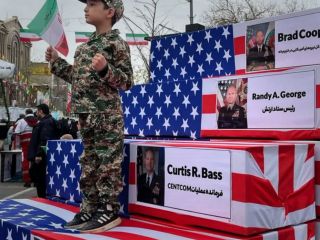 عکس یادگاری با تابوت‌ فرماندهان ارشد آمریکا در مراسم «۲۲ بهمن»