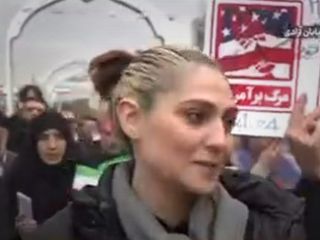 ترفند قدیمی لشکر بی‌حجابان خامنه‌ای: اینکه موهام بیرونه دلیل نمیشه وطن فروش باشم،جون میدم برای رهبرم