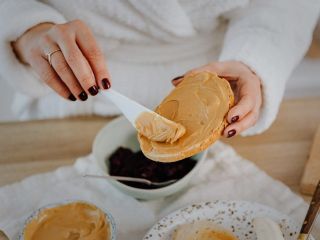 کره بادام زمینی برای سلامت قلب مفید است یا مضر؟