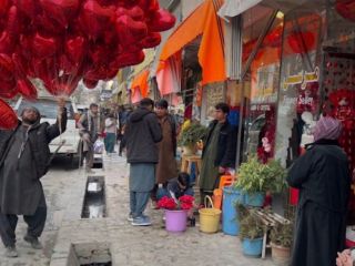 ولنتاین در افغانستان؛ نصب برچسب‌های «ولنتاین ممنوع است» بر ویترین گل‌فروشی‌ها + ویدیو
