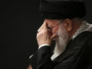 تاریخ‌نگار فرانسوی : خامنه‌ای برای عبور از بحران جانشینی، جامعه را به خون می‌کشد