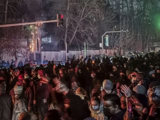 میان گلوله و نامه : ایرانِ پس از قتل‌عام از نگاه دو روایت فرانسوی