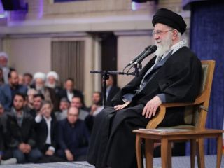 هم‌زمان با برگزاری مذاکرات ژنو، علی خامنه‌ای ناوهای آمریکایی را تهدید به غرق‌شدن در قعر دریا کرد