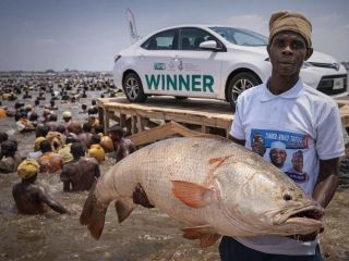 هجوم هزاران ماهیگیر به رودخانه‌ای در نیجریه برای صید بزرگترین ماهی + ویدیو