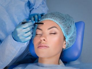 ۱۰ توصیه متخصصان برای کاهش چین‌ و چروک‌ پیشانی