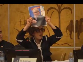 مسیح علی‌نژاد در ژنو عکس خامنه‌ای، پزشکیان ظریف و روحانی را پاره کرد