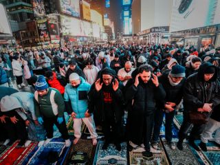 میدان تایمز نیویورک؛ برگزاری مراسم افطار در میان تابلوهای تبلیغاتی و ترافیک شهری + ویدئو