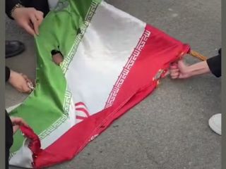 دانشجویان در سومین روز تجمع اعتراضی خود پرچم جمهوری اسلامی را آتش زدند