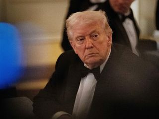 سی‌بی‌اس‌نیوز: ترامپ از محدودیت گزینه‌های نظامی علیه ایران کلافه شده است