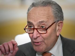 رهبر دموکرات‌ها در سنا: مساله ایران بسیار جدی است و کاخ‌سفید باید برنامه خود را با مردم آمریکا در میان بگذارد