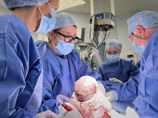 نخستین نوزاد بریتانیا پس از پیوند رحم از اهداکننده فوت‌شده متولد شد