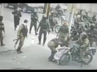 فردیس ۱۸ دی؛ بازداشت وحشیانه یک زن  توسط گارد ویژه که همگی کلاشینکف در دست دارند