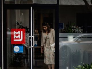 عکسهای لورفته از دختر سرلشکر صفوی در یک بنگاه املاک در استرالیا