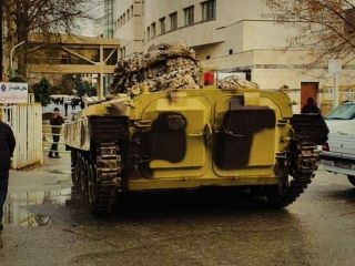 اهمیت این تصویر از نفربر های نظامی بی ام پی در پارکینگ بیمارستانی در ارومیه