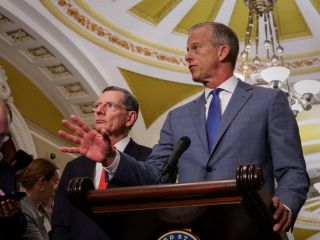 رهبر اکثریت سنای آمریکا: هرگونه اقدام نظامی علیه ایران باید برای تغییر حکومت باشد