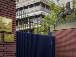 کارکنان سفارت بریتانیا از ایران خارج شدند