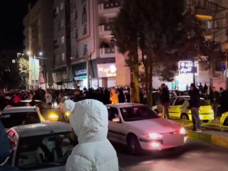 در پی انتشار خبر کشته شدن علی خامنه‌ای، جشن و پایکوبی سراسر ایران را فرا گرفت + ویدیو