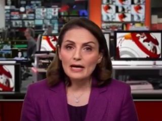 لکنت و بغض فرناز قاضی‌زاده هنگام خواندن خبر مرگ خامنه‌ای