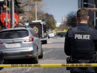 سی‌بی‌اس: پرچم و تصویر مقام‌های جمهوری اسلامی در خانه عامل تیراندازی تگزاس کشف شد