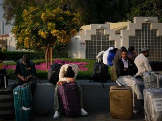 روایت‌های گردشگران گرفتار در دبی: مقابل هتل من ساختمانی را بمباران کردند