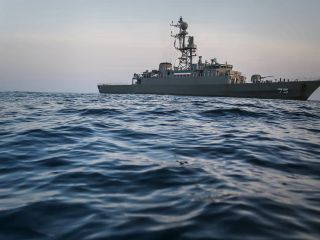 گزارش‌ها از حمله به ناوشکن ایرانی دنا در نزدیکی سواحل سریلانکا و غرق شدن آن