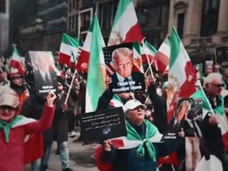 انتشار ویدیو از تجمعات شادی ایرانیان توسط کاخ سفید؛ یک زن ایرانی: پایگاه بسیج را زدند؛ مرسی، ترامپ