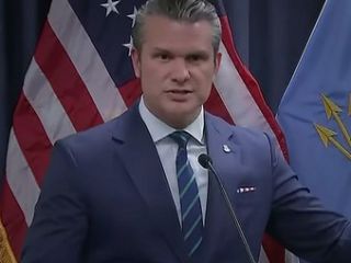 وزیر جنگ آمریکا خطاب به ایرانیان: در خانه بمانید تا کار نابودی نیروهای سرکوب تمام شود