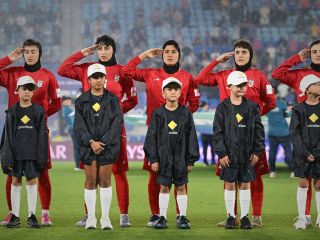 از نخواندن سرود تا سلام نظامی؛ چه اتفاقی برای تیم ملی فوتبال زنان ایران افتاد؟