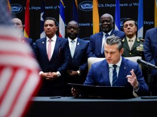 وزیر جنگ آمریکا: اینکه جمهوری اسلامی مراسم تسلیم شدن می‌گیرد یا نه به خودش مربوط است