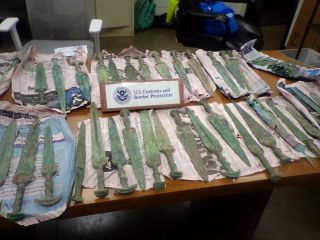 گمرک آمریکا محموله قاچاق شمشیر و سرپیکان‌های چهارهزار ساله ایران را توقیف کرد