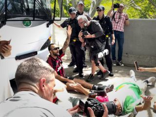 تجمع ایرانیان مقیم استرالیا و تلاش برای جلوگیری از بازگشت تیم ملی فوتبال زنان به ایران