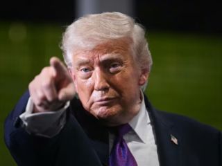 ترامپ: بدون سلاح بودن مردم ایران مانع بزرگی برای آنهاست؛ جمهوری اسلامی در نهایت توسط مردم سرنگون خواهد شد