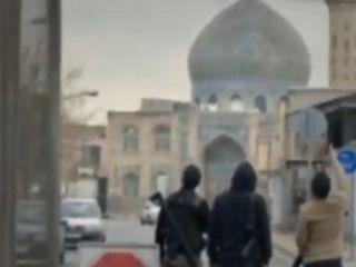 چرا بسیجی های این ایست بازرسی فقط به آسمان خیره شده‌اند؟ مگر ایست بازرسی آسمان است؟