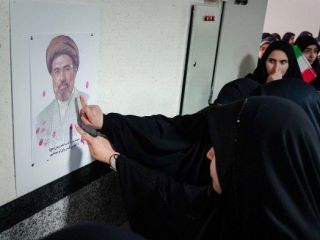 از بیعت دخترای دانشگاه با مجتبی خامنه‌ای با انگشت زدن تا پُست وقیحانه یک بسیجی