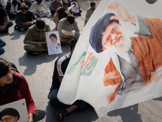 با وجود حملات شدید آمریکا و اسرائیل، چرا جمهوری اسلامی هنوز دچار فروپاشی نشده است؟