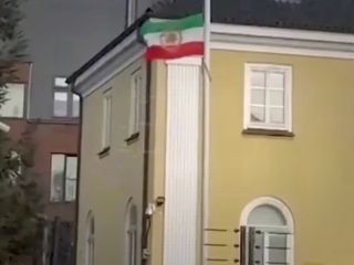 افراشته شدن پرچم شیر و خورشید در سفارت ایران در کپنهاگ؛ آیا دیپلمات‌ها در دانمارک پناهنده شده‌اند؟