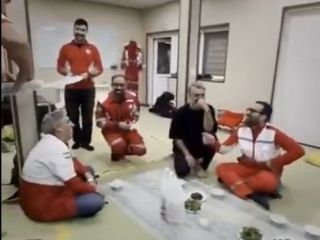 پژمان جمشیدی با لباس هلال احمر در کنار امدادگران + ویدیو