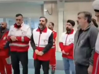 رفت‌و آمد نیروهای بسیج و سپاه در سطح شهر با لباس نیروهای امداد