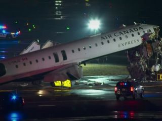 مرگ دو خلبان در برخورد هواپیمای ایر کانادا با خودرو در فرودگاه لاگواردیا نیویورک