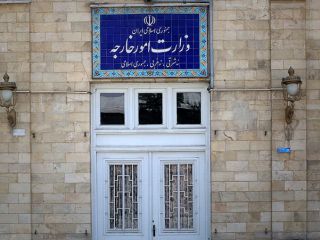 سقوط قیمت نفت بعد از اظهارنظر ترامپ/  وزارت خارجه ایران: هیچ گفت‌وگویی بین تهران و واشینگتن وجود ندارد