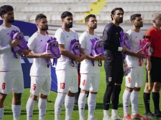 حرکت نمادین تیم ملی فوتبال ایران پیش از بازی دوستانه با نیجریه