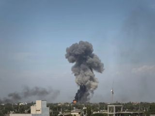 دیده شدن خودروهای شبه‌نظامی با پرچم عراق و حشدالشعبی در خرمشهر همزمان با ادامه حملات هوایی