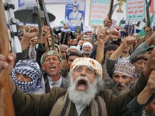 کابوس انسداد در دو تنگه؛ آیا ورود حوثی‌ها به جنگ ایران تجارت جهانی را وارد بحران خواهد کرد؟