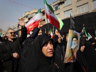 چرا جمهوری اسلامی زیر بمباران هم مردم را به خیابان می‌خواند؟