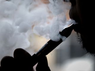 کارشناسان: سیگارهای الکترونیکی در ترک سیگار موثرترند اما بی‌خطر نیستند