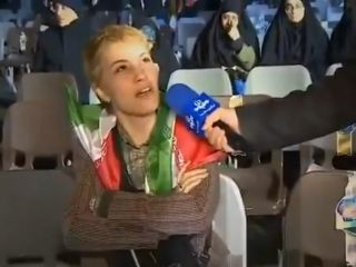 صحنه جدید صداوسیما: هنرپیشه تئاتر بی‌حجاب با پس زمینه زنان چادری عبوس با نگاه‌های پُرتنفر