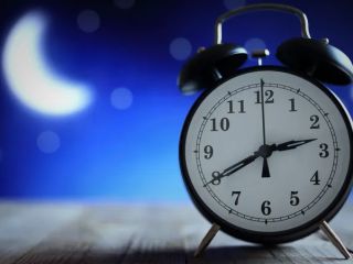 پیش از اختراع ساعت زنگ‌دار مردم چطور از خواب بیدار می‌شدند؟